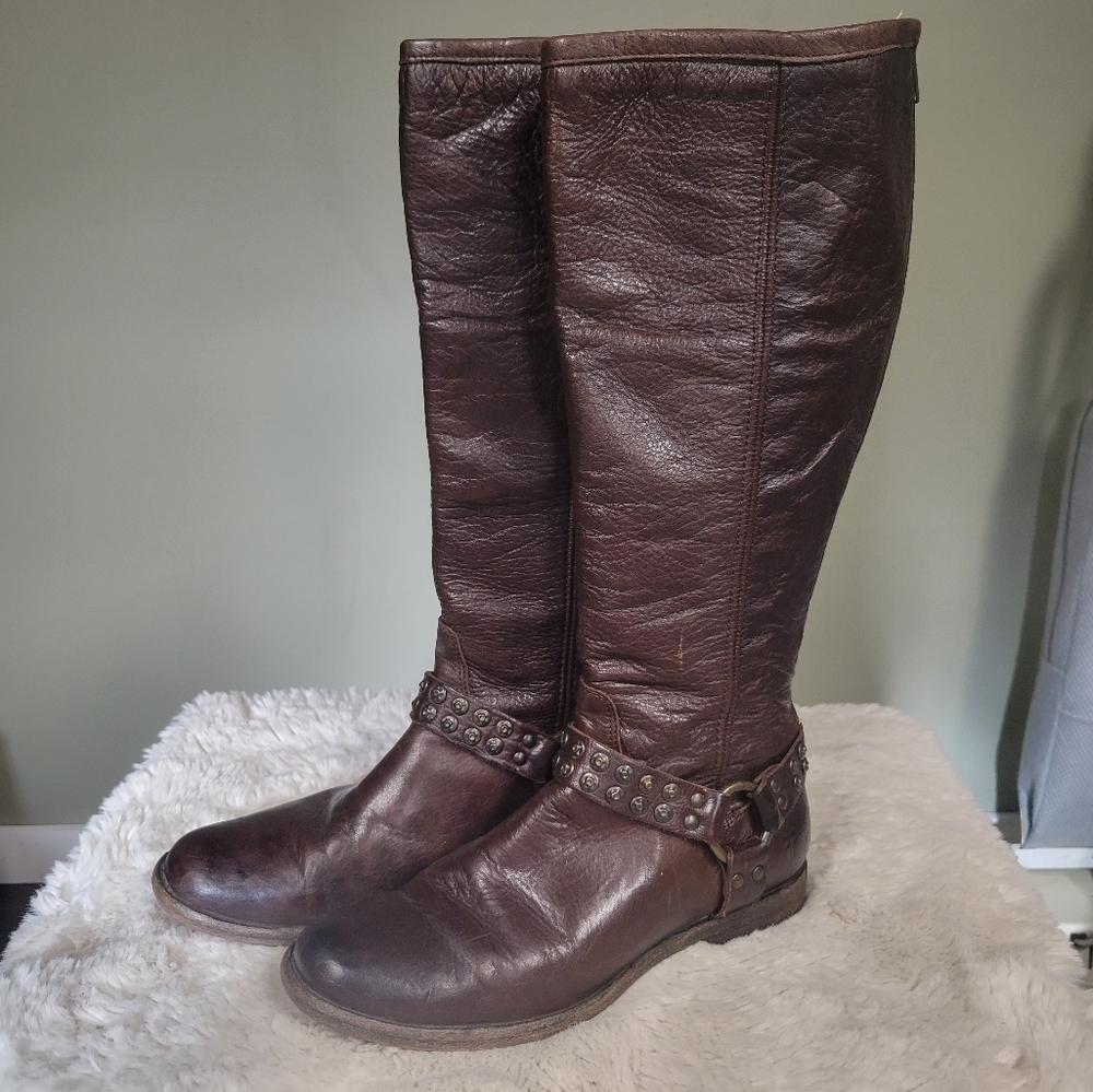 FRYE PHILLIP STUDDED HARNESS TALL BOOTS IN DARK BROWN SIZE 9